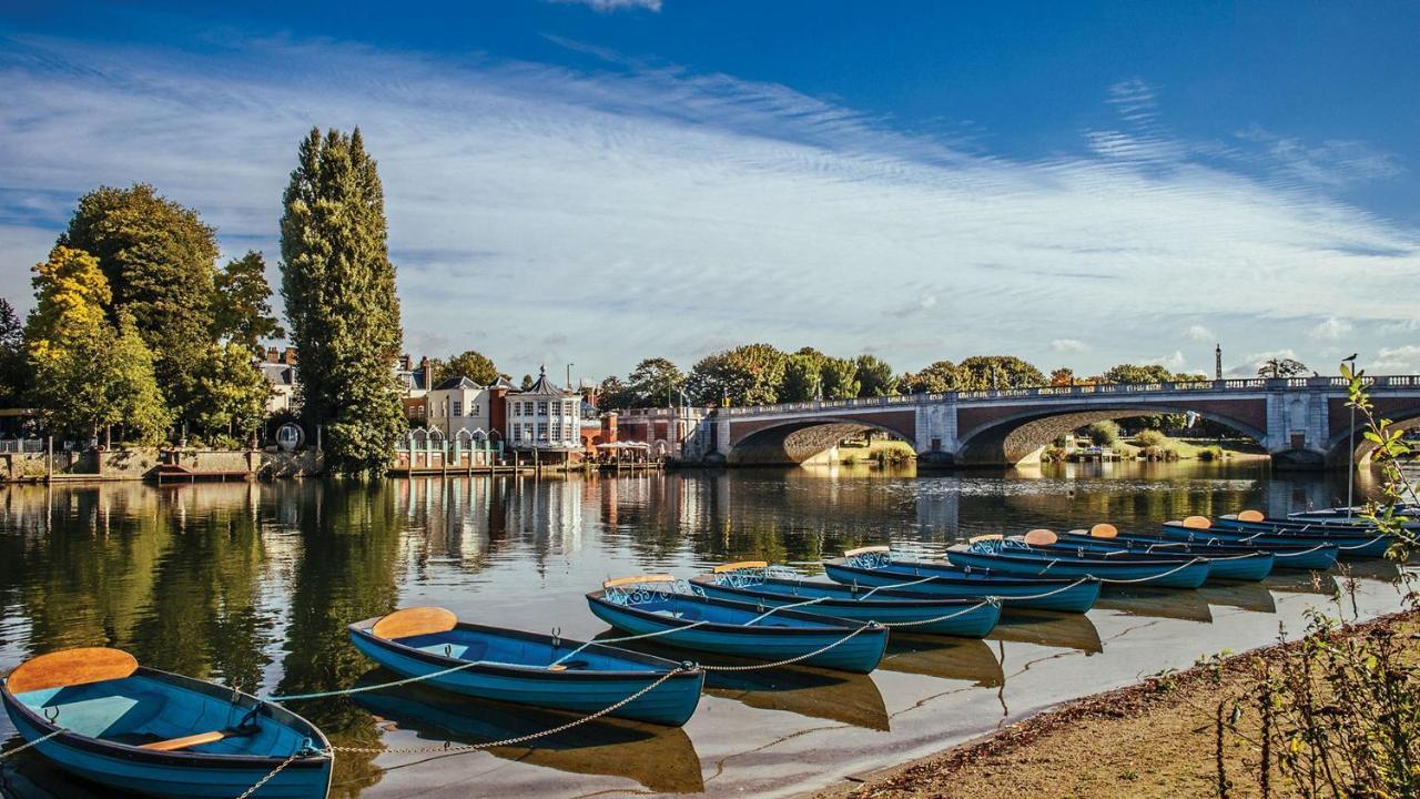 ホテル The Mitre, Hampton Court キングストン・アポン・テムズ エクステリア 写真 The River Thames at Hampton