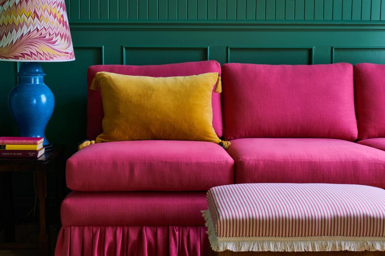 ホテル The Mitre, Hampton Court キングストン・アポン・テムズ エクステリア 写真 A sofa upholstered in velvet
