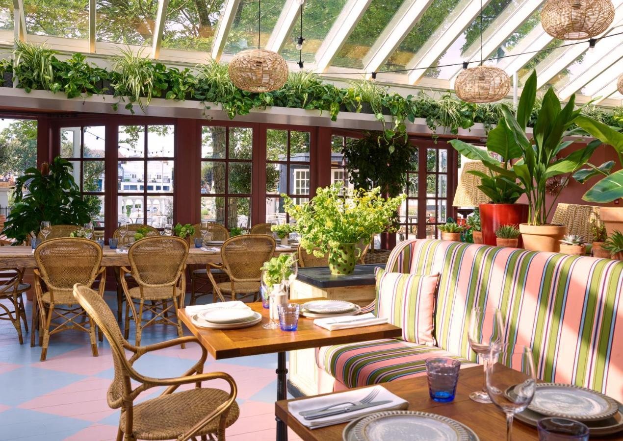 ホテル The Mitre, Hampton Court キングストン・アポン・テムズ エクステリア 写真 Interior of the restaurant