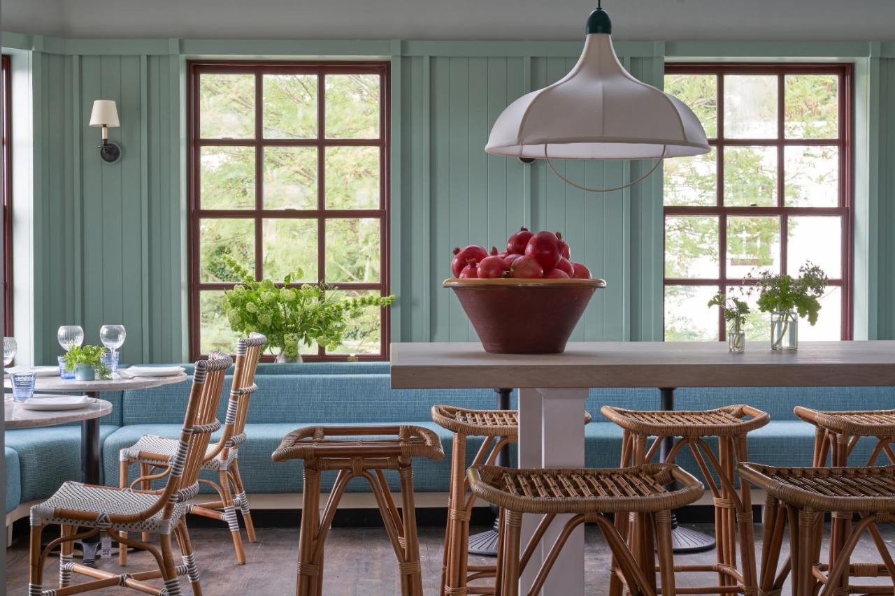 ホテル The Mitre, Hampton Court キングストン・アポン・テムズ エクステリア 写真 The interior of the restaurant
