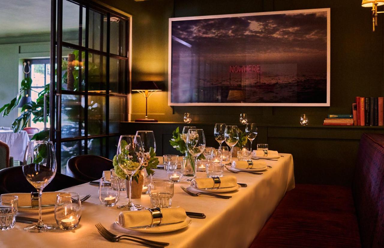 ホテル The Mitre, Hampton Court キングストン・アポン・テムズ エクステリア 写真 The interior of the restaurant