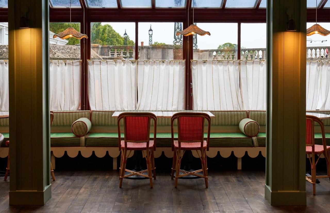 ホテル The Mitre, Hampton Court キングストン・アポン・テムズ エクステリア 写真 Interior of the restaurant