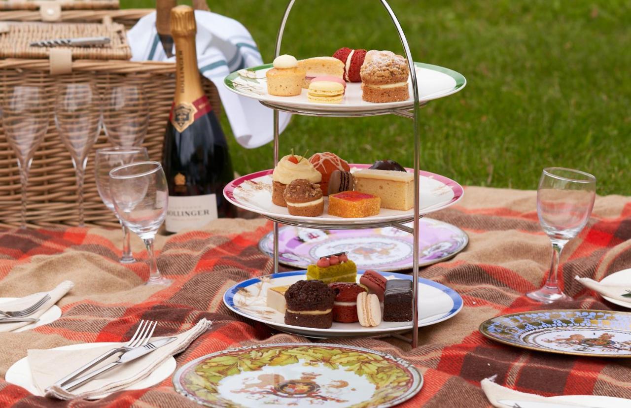 ホテル The Mitre, Hampton Court キングストン・アポン・テムズ エクステリア 写真 A picnic