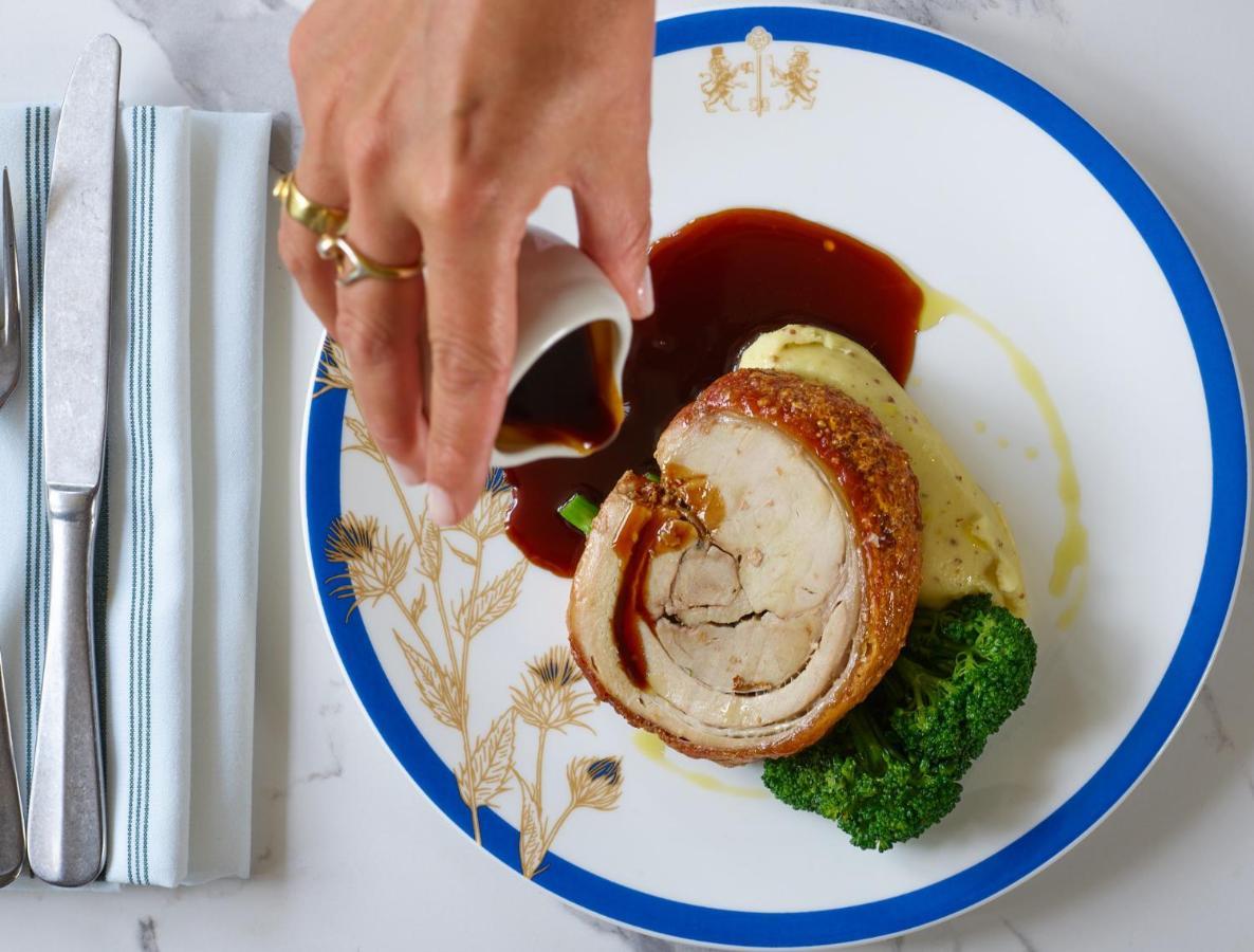 ホテル The Mitre, Hampton Court キングストン・アポン・テムズ エクステリア 写真 A pork tenderloin being served