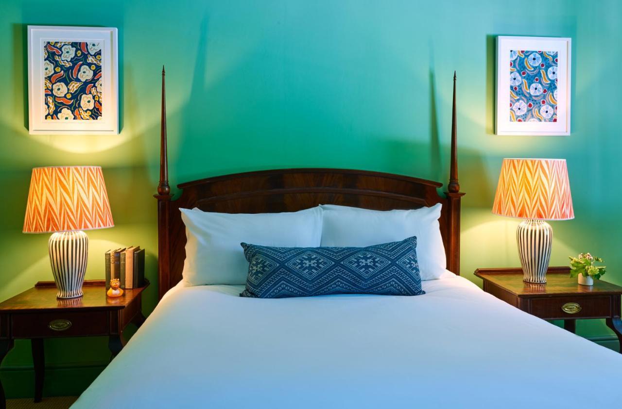 ホテル The Mitre, Hampton Court キングストン・アポン・テムズ エクステリア 写真 A bedroom at the Inn