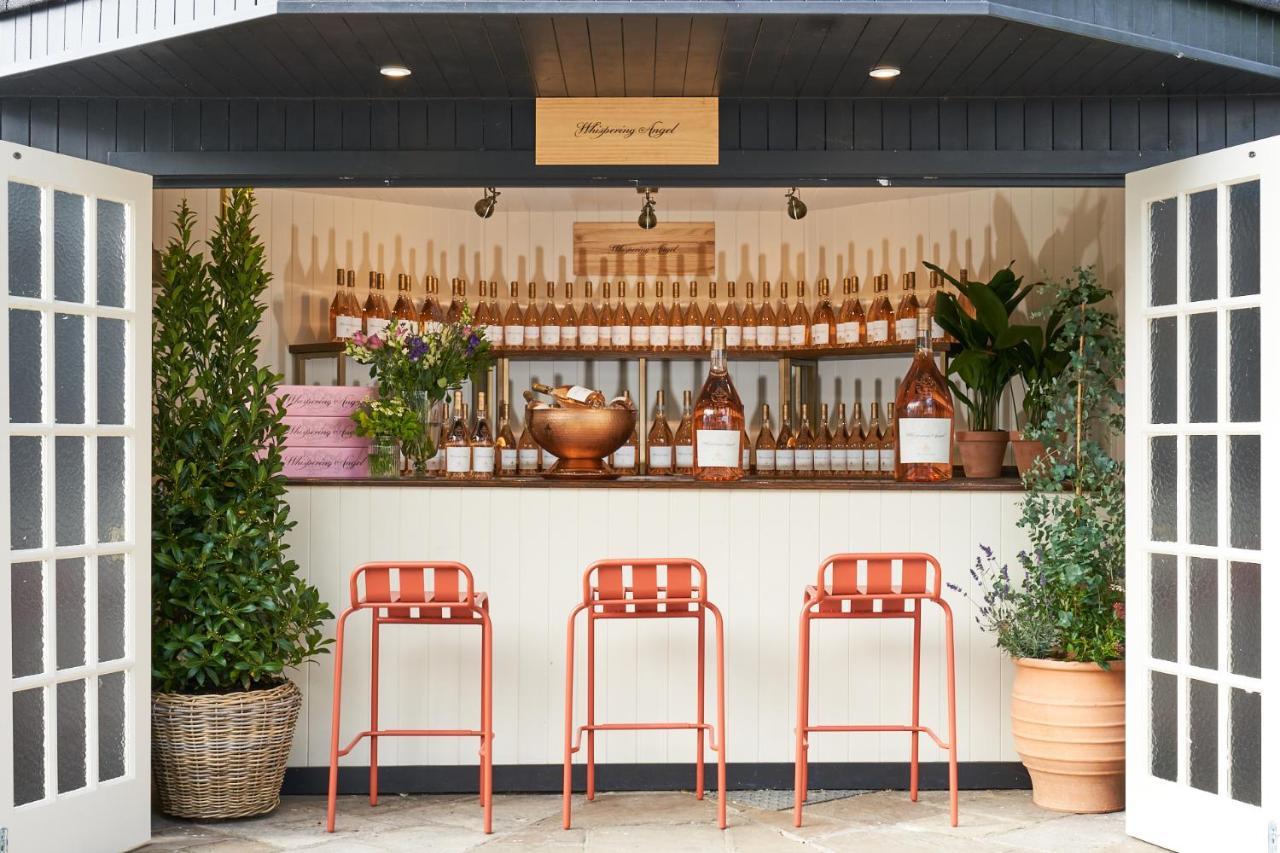 ホテル The Mitre, Hampton Court キングストン・アポン・テムズ エクステリア 写真 The bar at the 2019 edition of the 100 Campuses for Change conference