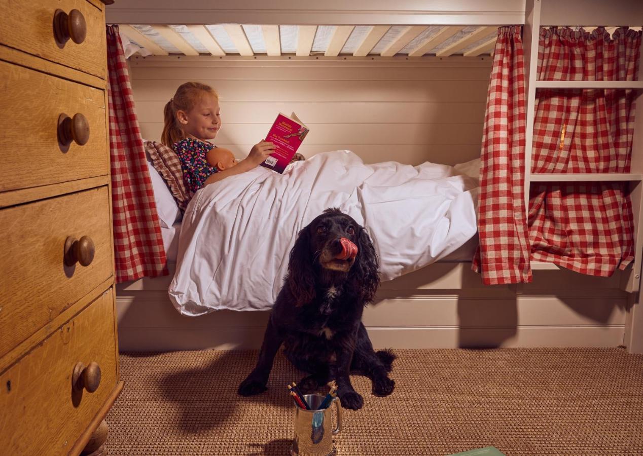 ホテル The Mitre, Hampton Court キングストン・アポン・テムズ エクステリア 写真 A girl reading in bed