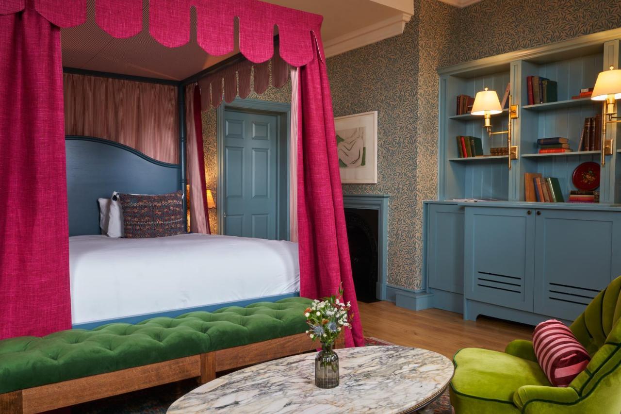 ホテル The Mitre, Hampton Court キングストン・アポン・テムズ エクステリア 写真 A bedroom at The Mitre