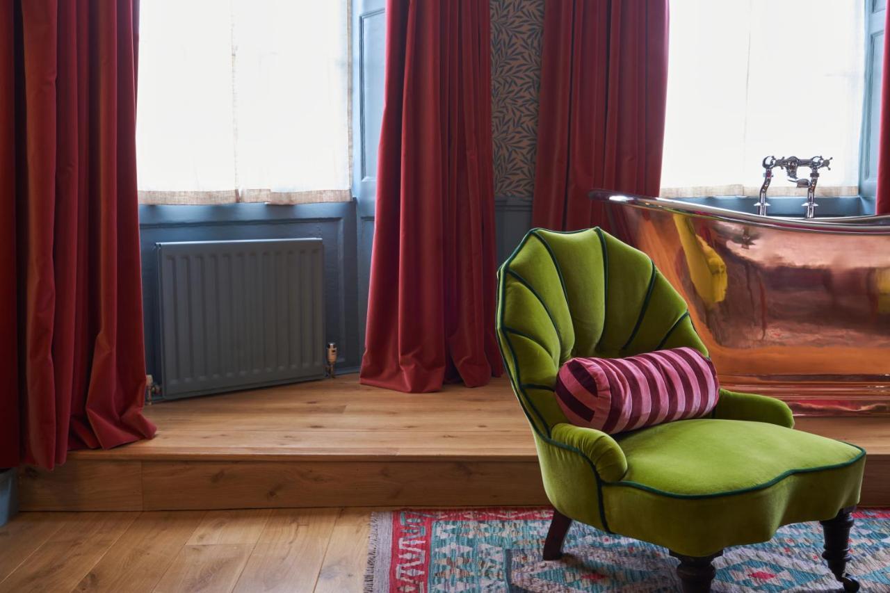 ホテル The Mitre, Hampton Court キングストン・アポン・テムズ エクステリア 写真 Curtains made from velvet