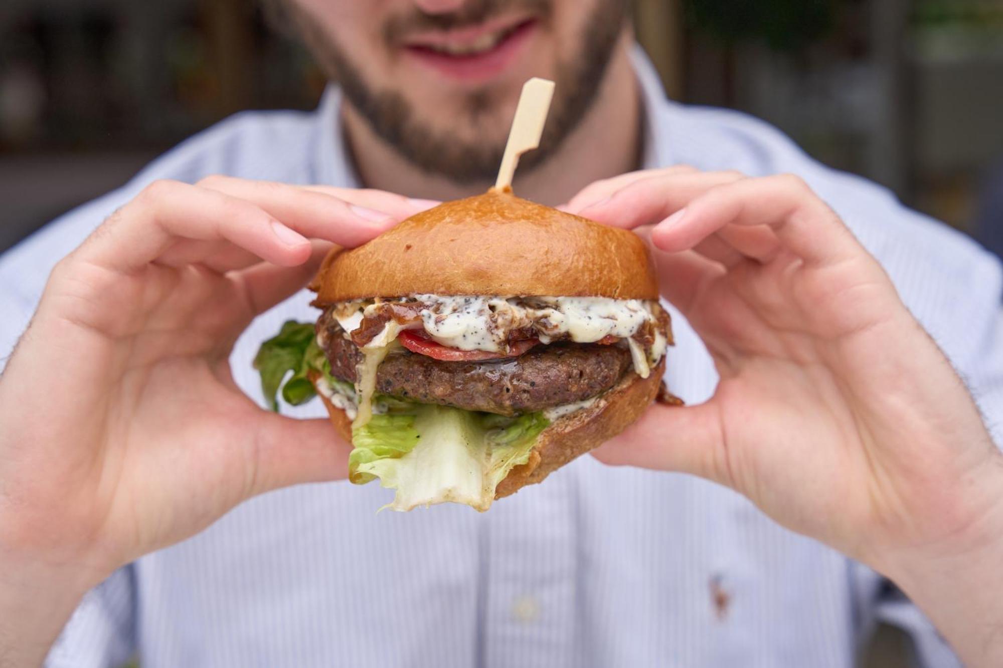 ホテル The Mitre, Hampton Court キングストン・アポン・テムズ エクステリア 写真 A burger