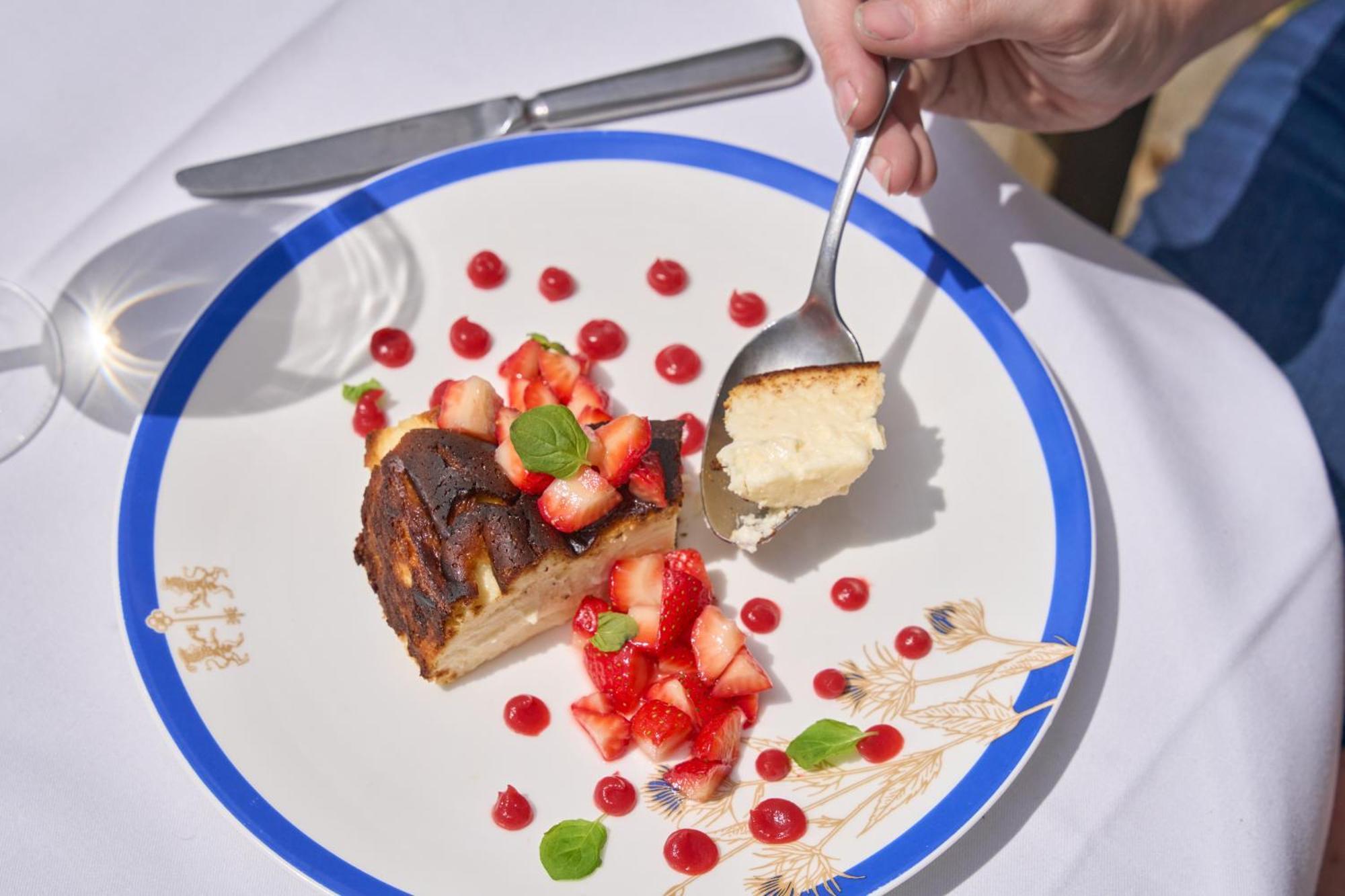 ホテル The Mitre, Hampton Court キングストン・アポン・テムズ エクステリア 写真 A person eating a dessert with a spoon