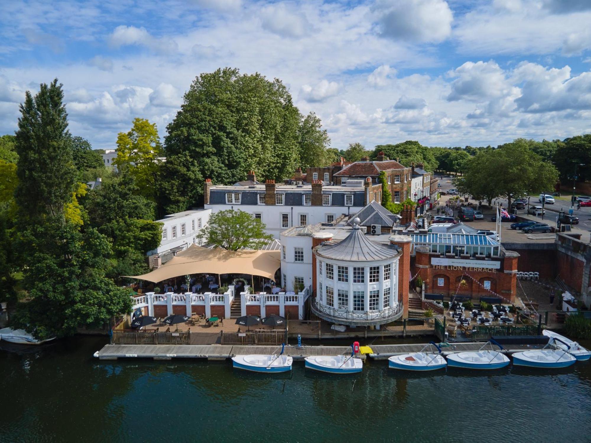 ホテル The Mitre, Hampton Court キングストン・アポン・テムズ エクステリア 写真 The River Wey at Farnham