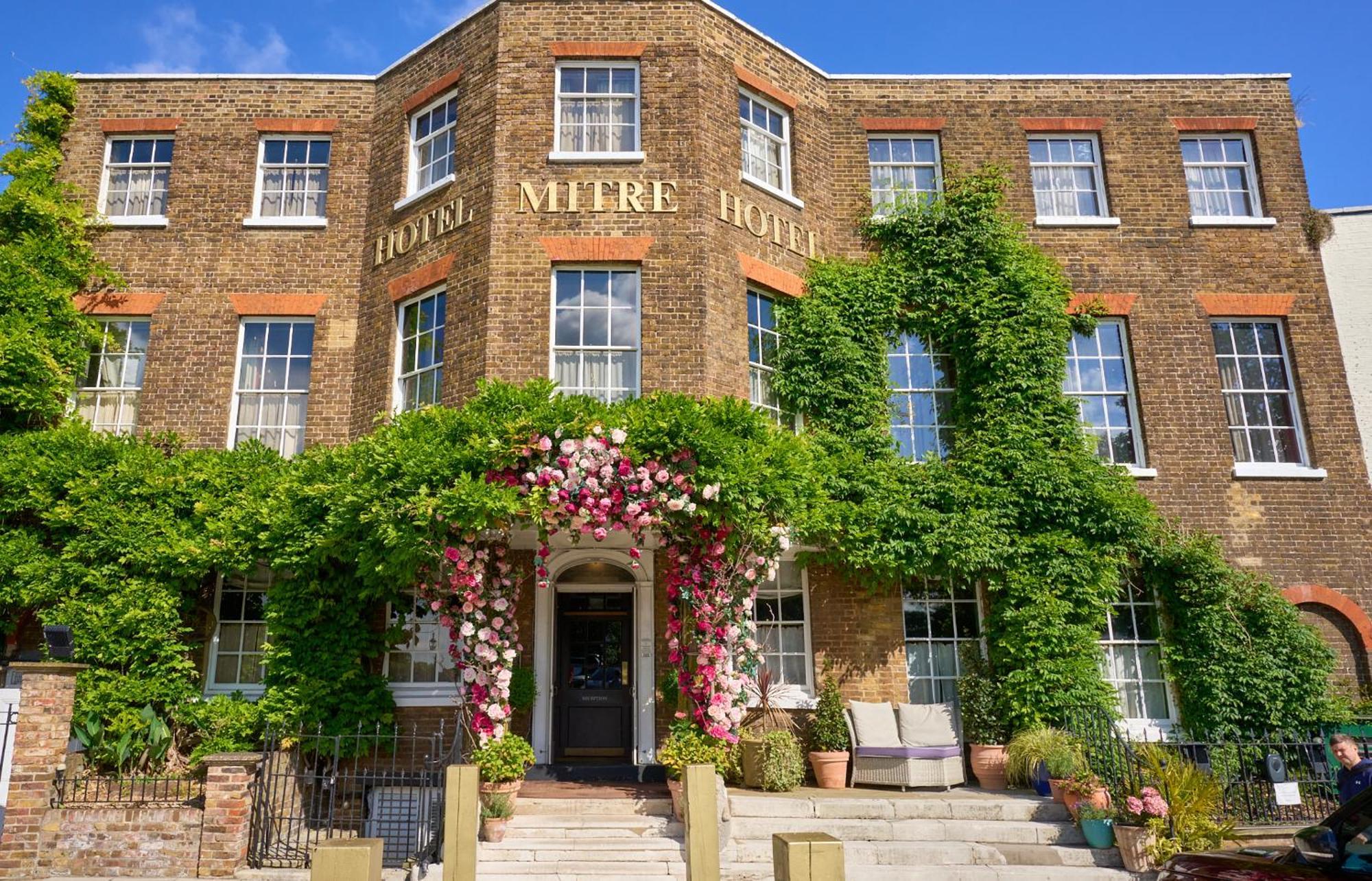 ホテル The Mitre, Hampton Court キングストン・アポン・テムズ エクステリア 写真 The hotel in 2014