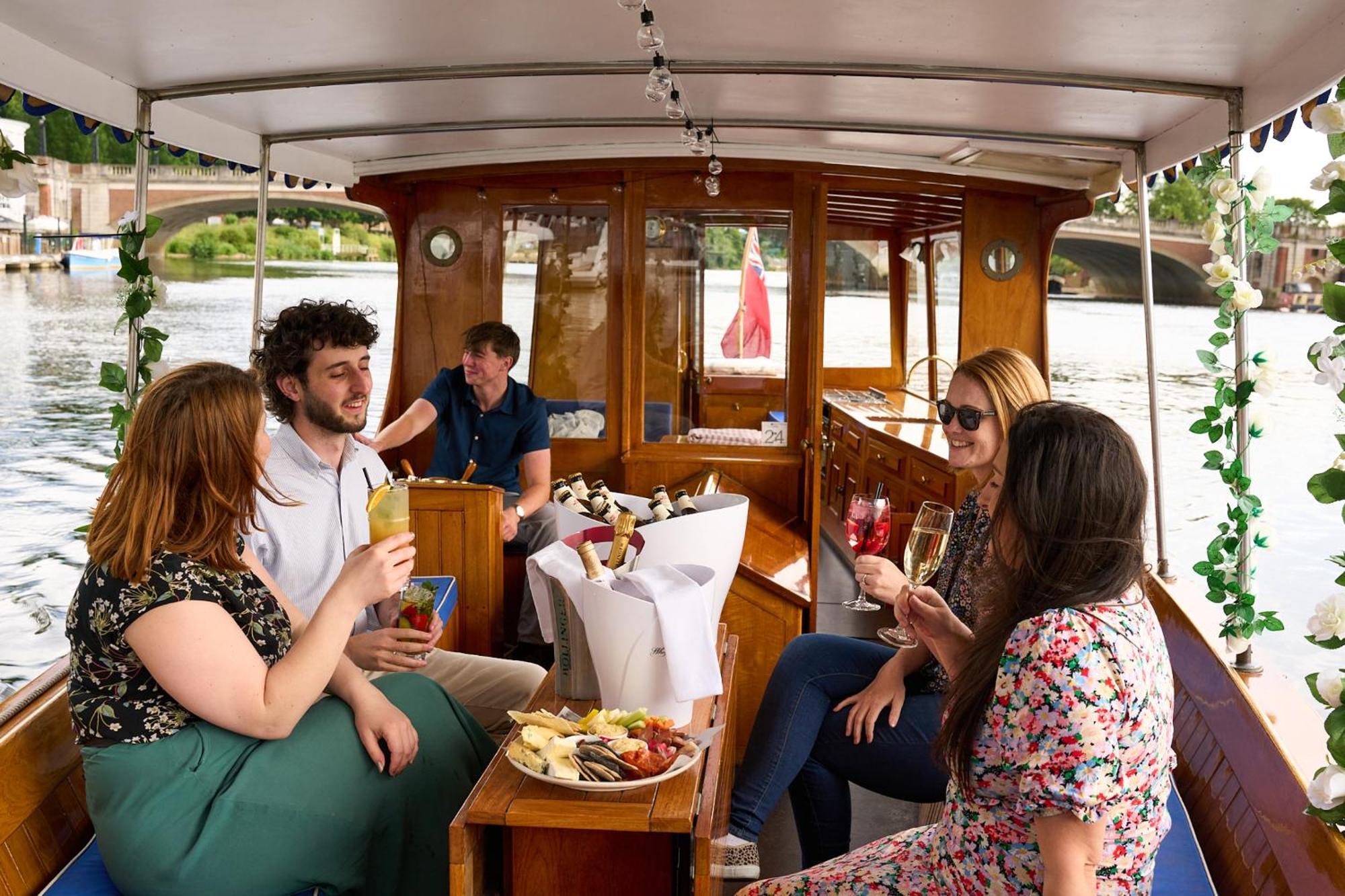 ホテル The Mitre, Hampton Court キングストン・アポン・テムズ エクステリア 写真 Interior of the boat