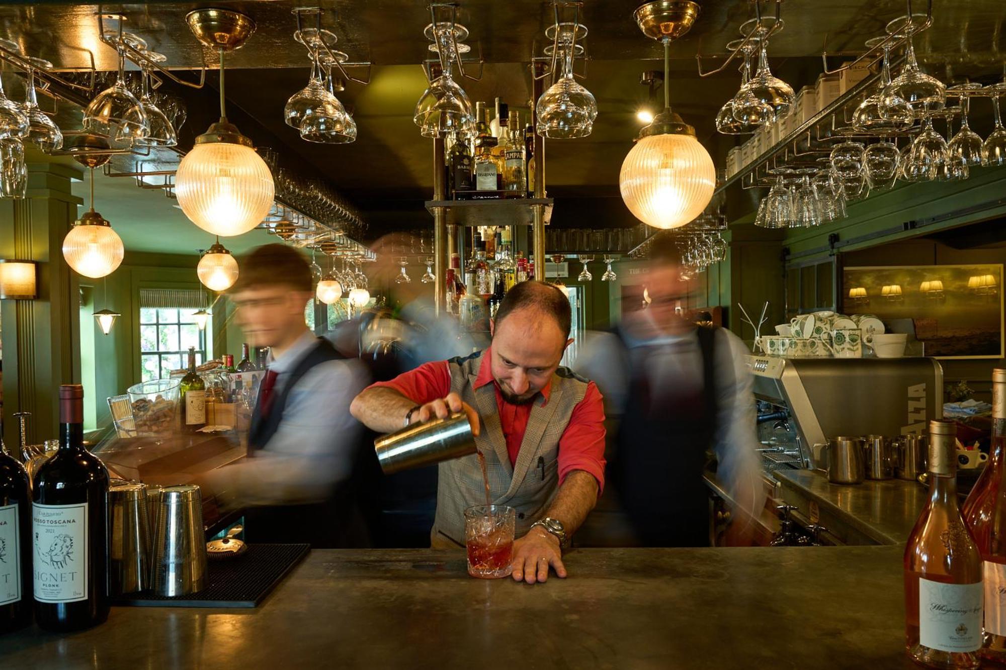 ホテル The Mitre, Hampton Court キングストン・アポン・テムズ エクステリア 写真 A bartender at work