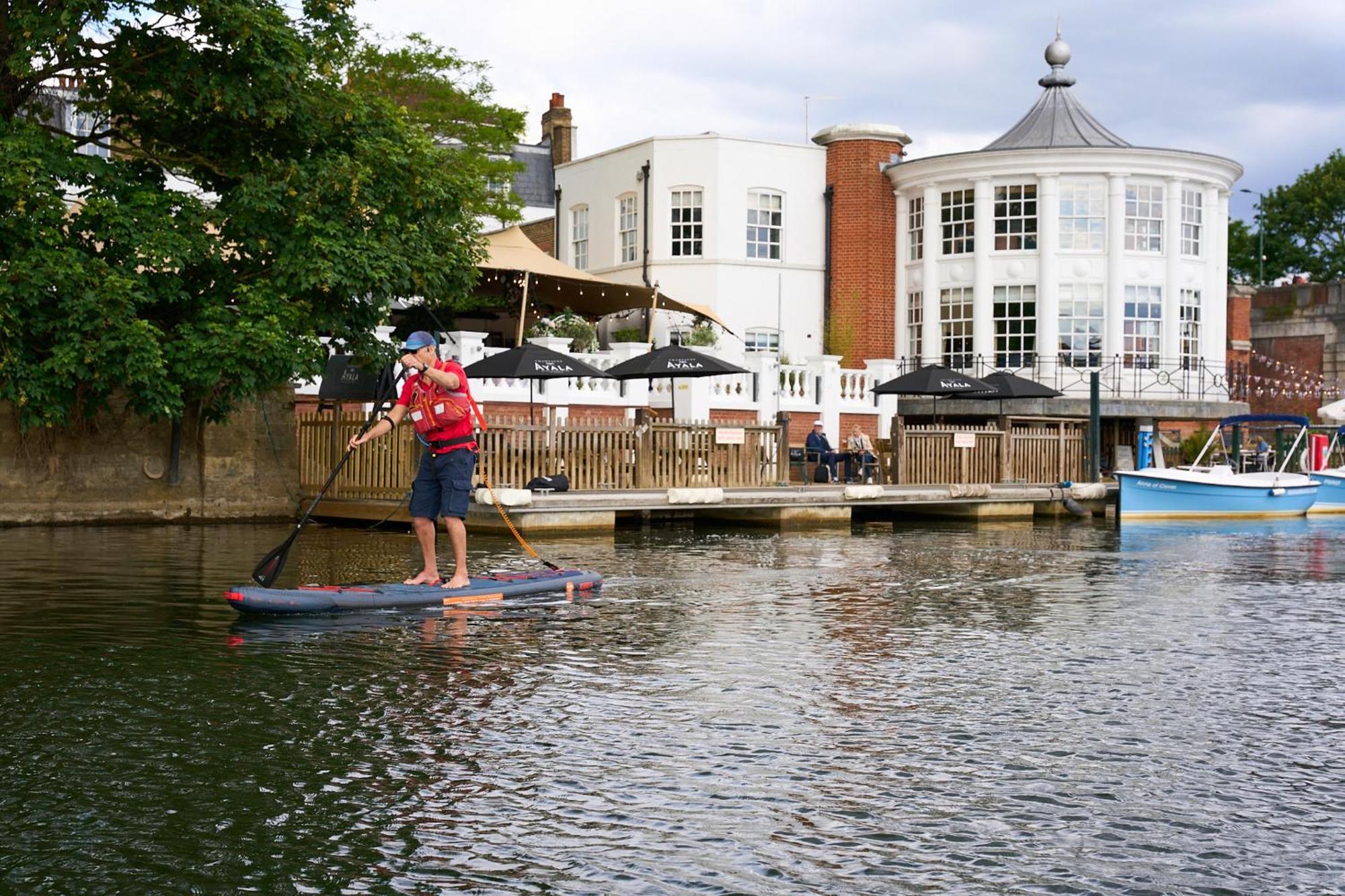 ホテル The Mitre, Hampton Court キングストン・アポン・テムズ エクステリア 写真 Stand Up Paddle Boarding on the River Wey