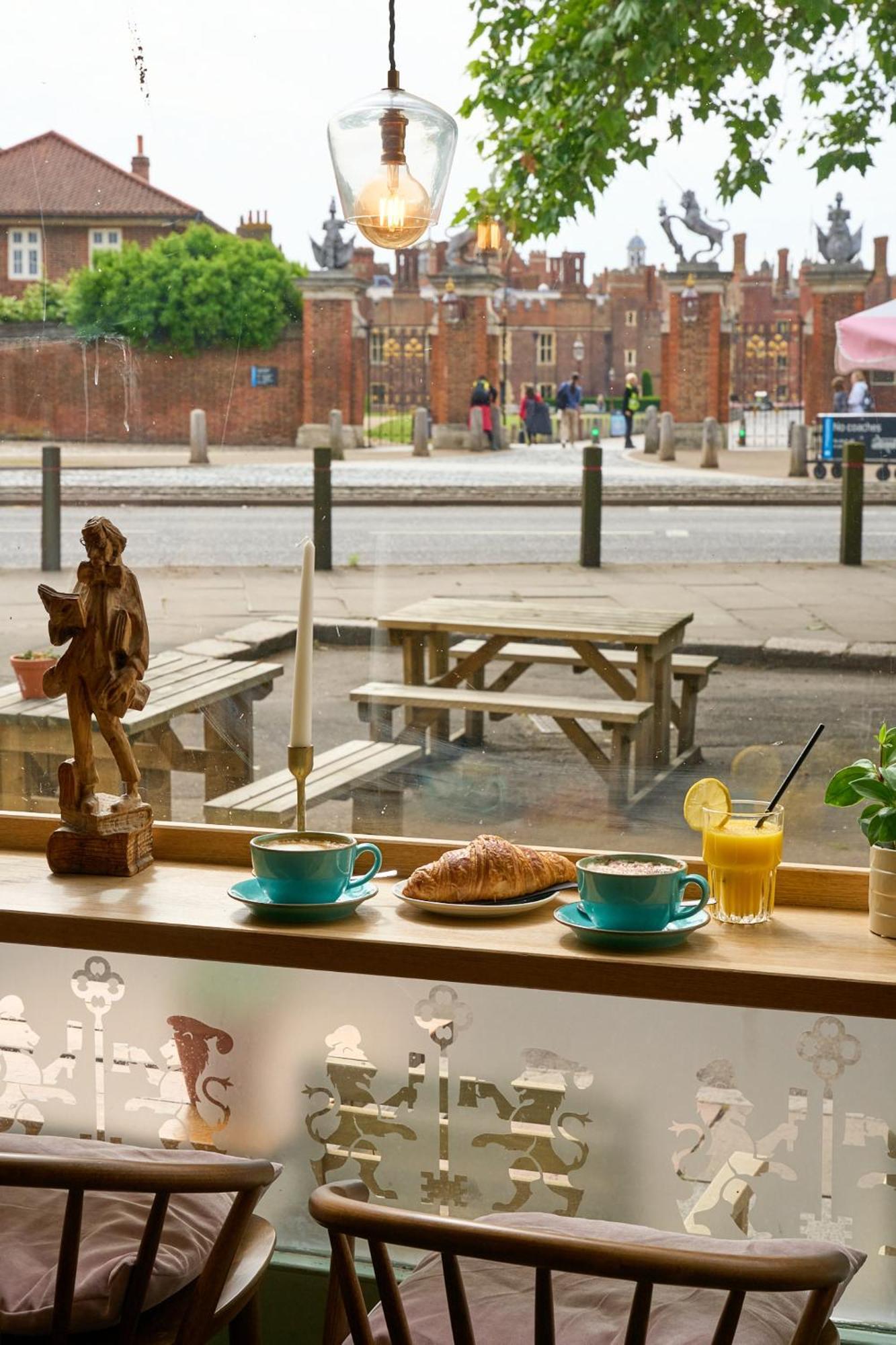 ホテル The Mitre, Hampton Court キングストン・アポン・テムズ エクステリア 写真 The view from the window of the café