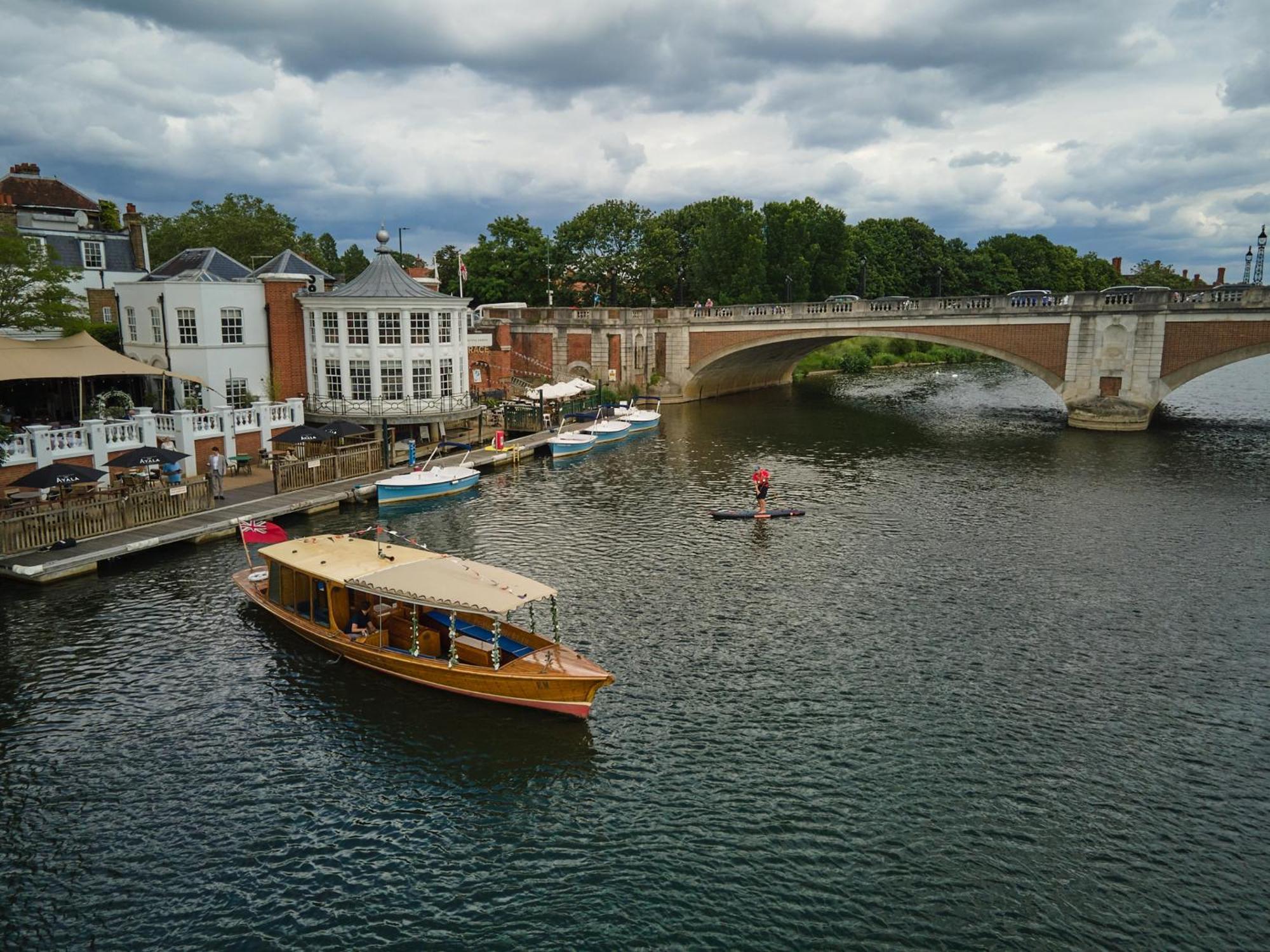 ホテル The Mitre, Hampton Court キングストン・アポン・テムズ エクステリア 写真 The River Wey at Farnham