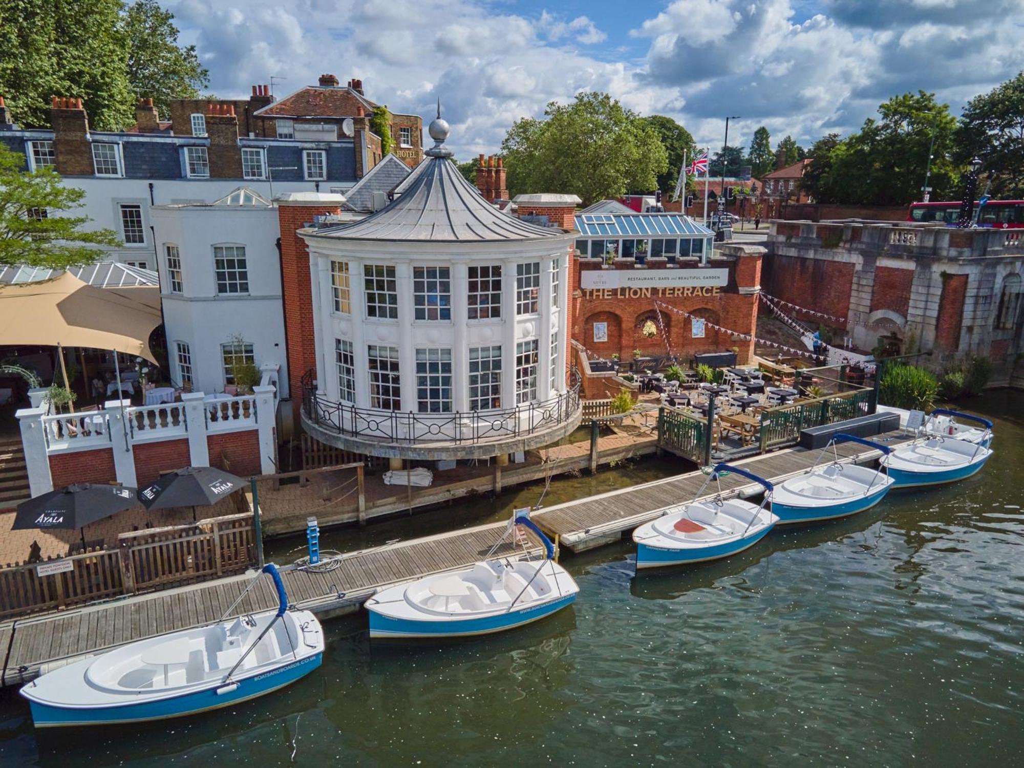 ホテル The Mitre, Hampton Court キングストン・アポン・テムズ エクステリア 写真 The River Wey at the centre of Farnham