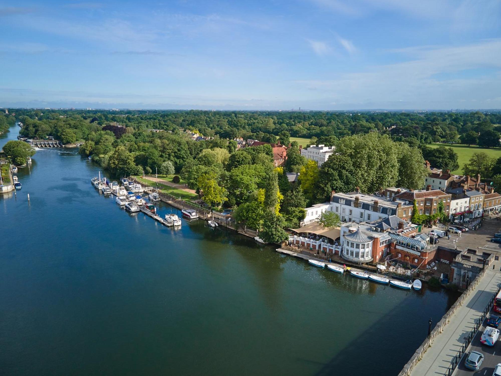 ホテル The Mitre, Hampton Court キングストン・アポン・テムズ エクステリア 写真 The River Wey at Farnham