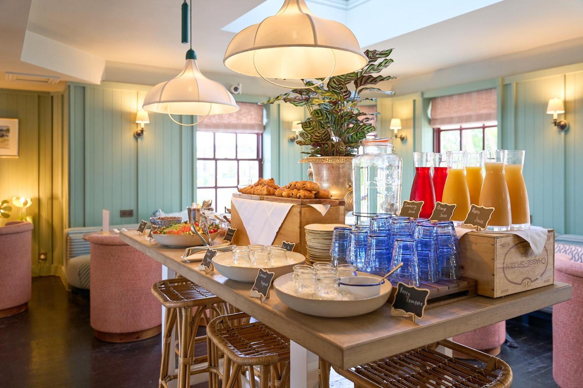 ホテル The Mitre, Hampton Court キングストン・アポン・テムズ エクステリア 写真 The restaurant at The Ivy Temple Row