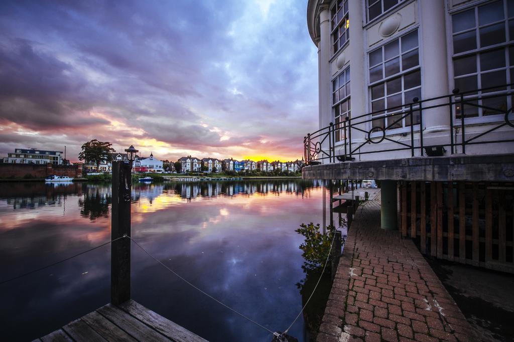 ホテル The Mitre, Hampton Court キングストン・アポン・テムズ エクステリア 写真 Sunset at the Marina