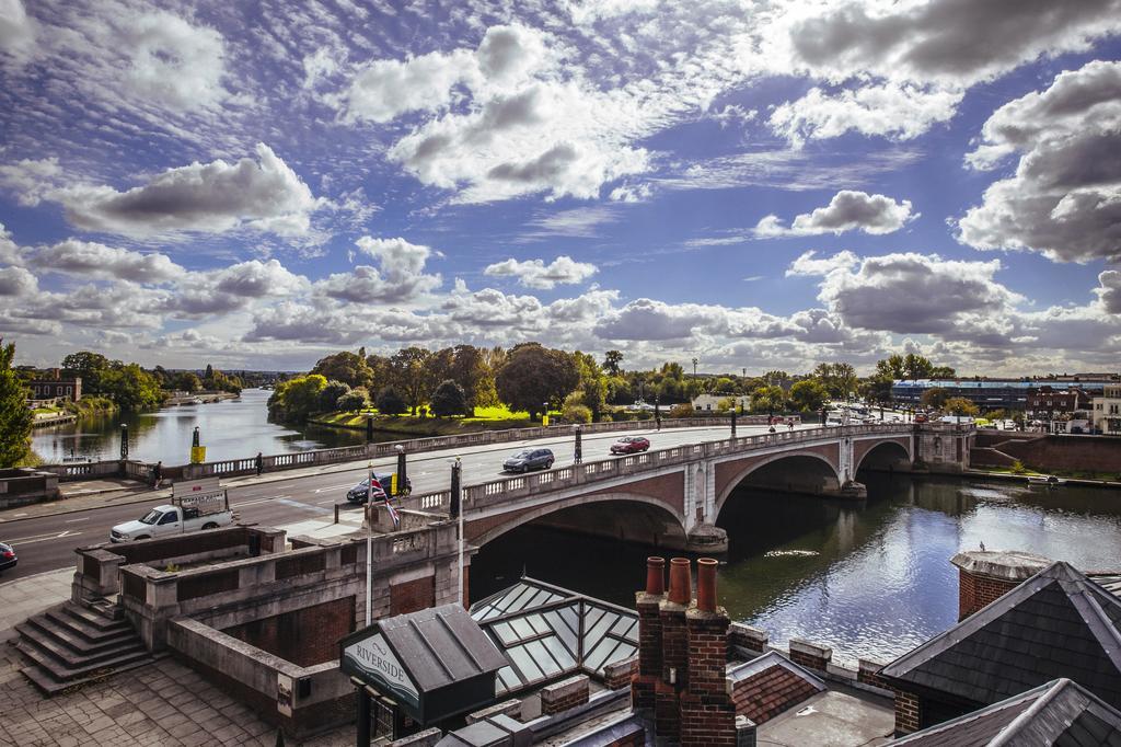 ホテル The Mitre, Hampton Court キングストン・アポン・テムズ エクステリア 写真 The River Thames at Marlow