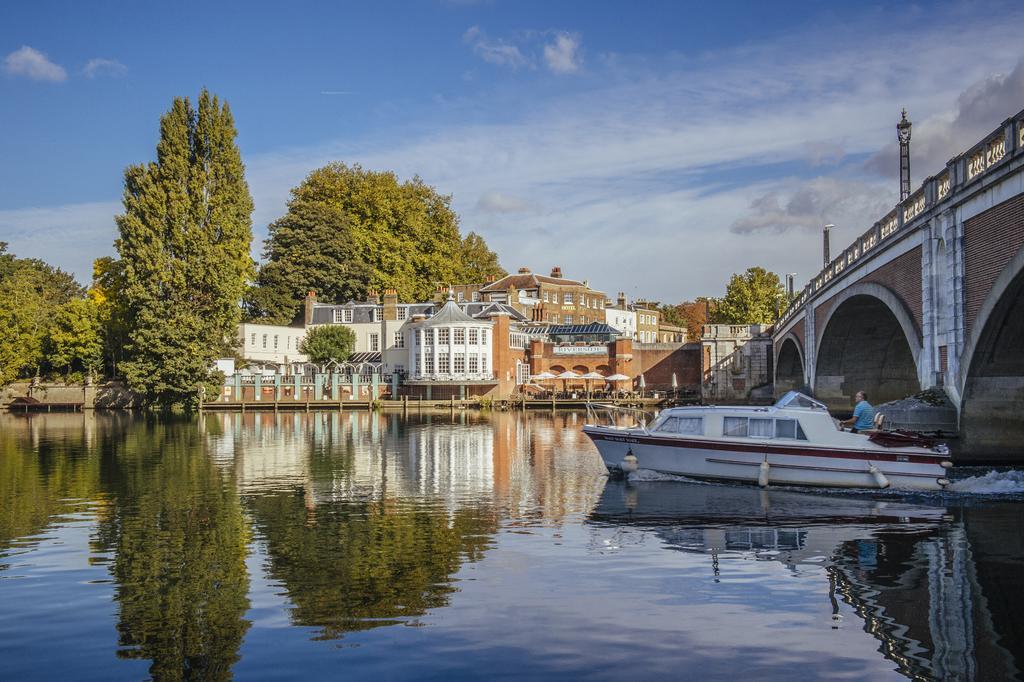 ホテル The Mitre, Hampton Court キングストン・アポン・テムズ エクステリア 写真 The River Wey at Farnham