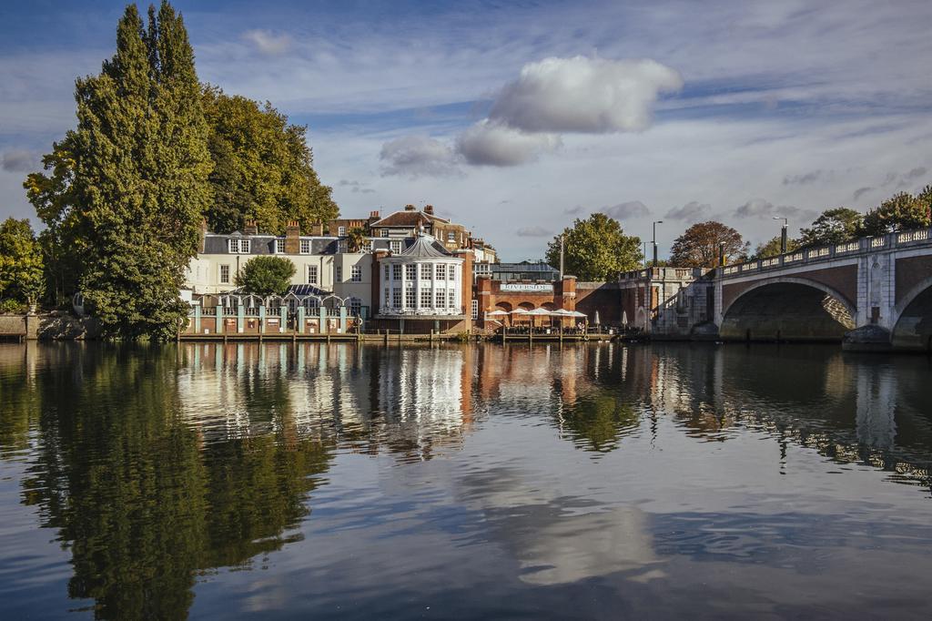 ホテル The Mitre, Hampton Court キングストン・アポン・テムズ エクステリア 写真 The River Wey at Farnham
