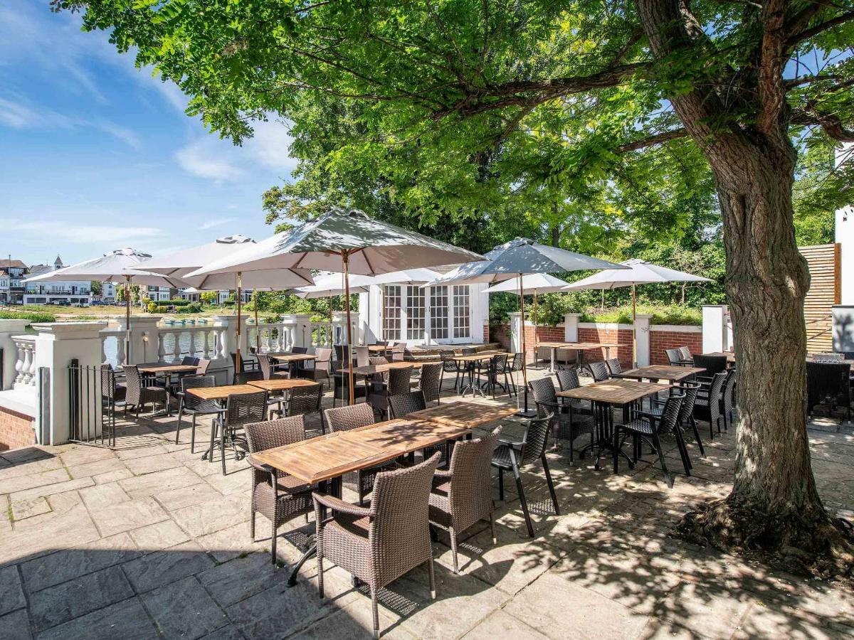 ホテル The Mitre, Hampton Court キングストン・アポン・テムズ エクステリア 写真 The outdoor seating area at The Old Mill